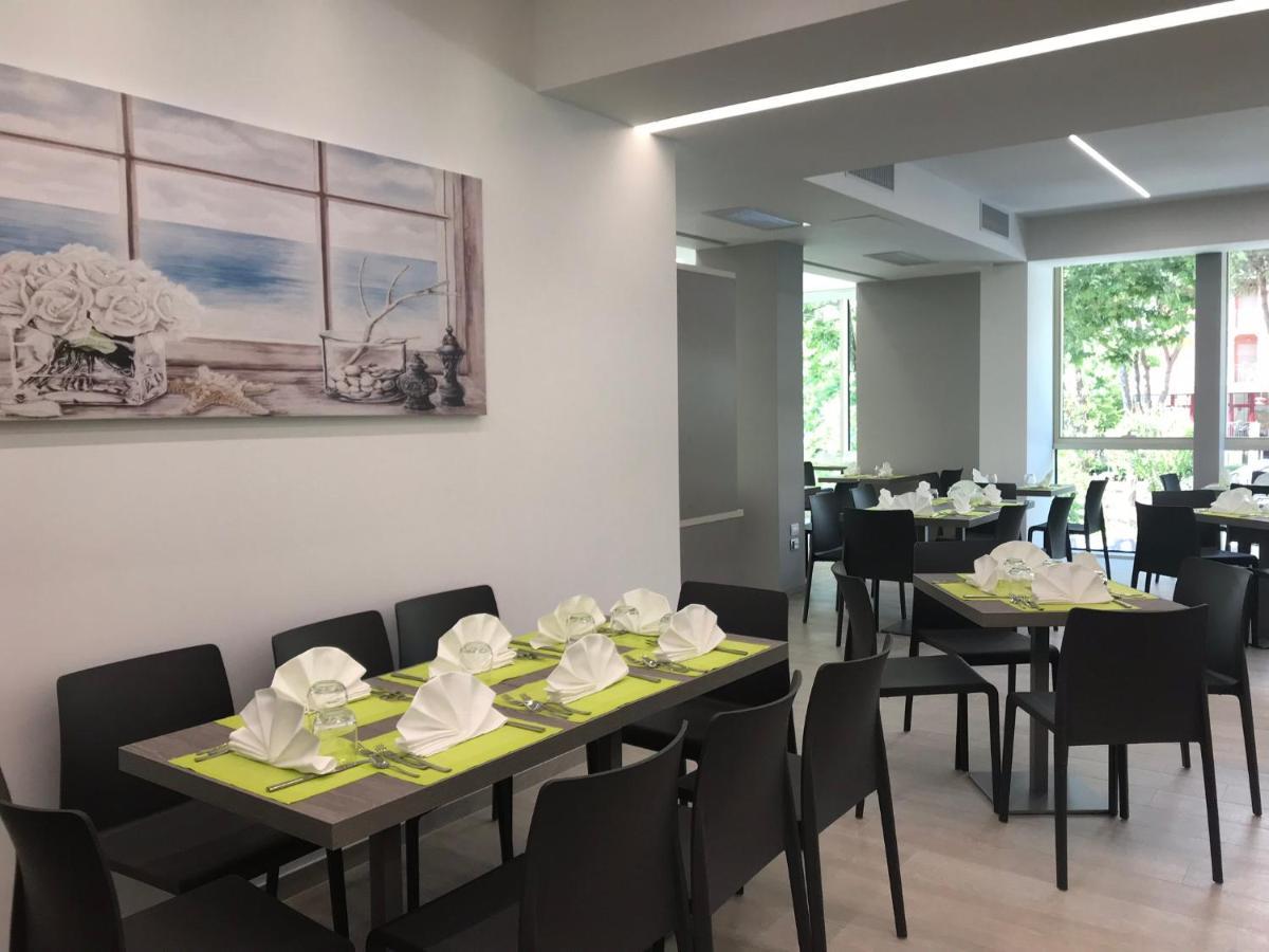 Hotel Gala Misano Adriatico Bagian luar foto
