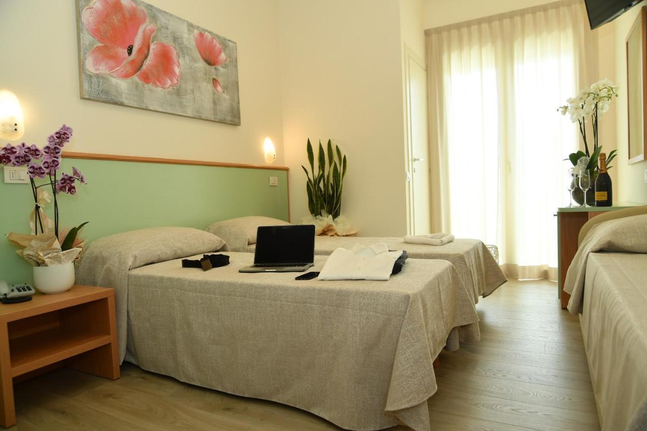 Hotel Gala Misano Adriatico Bagian luar foto