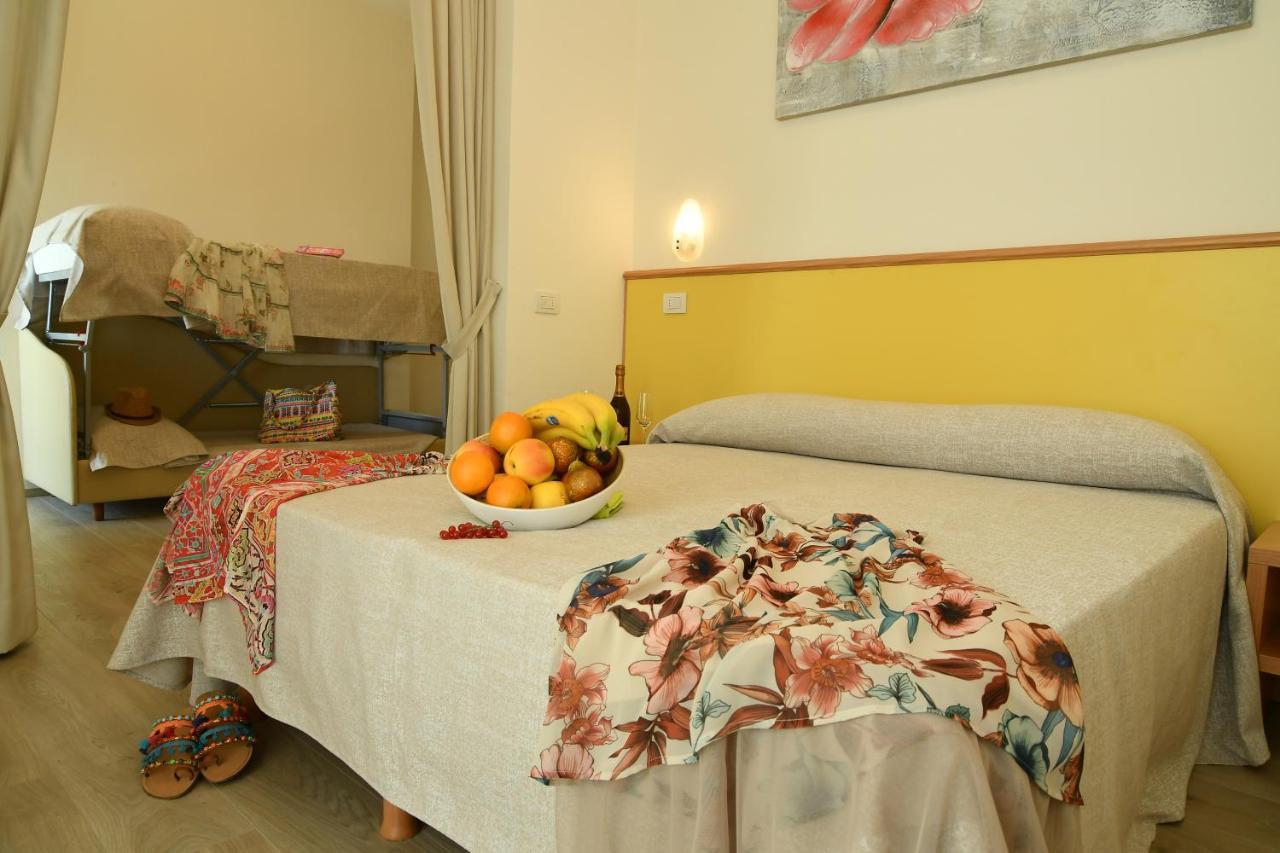 Hotel Gala Misano Adriatico Bagian luar foto