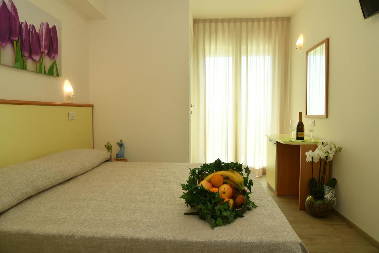 Hotel Gala Misano Adriatico Bagian luar foto