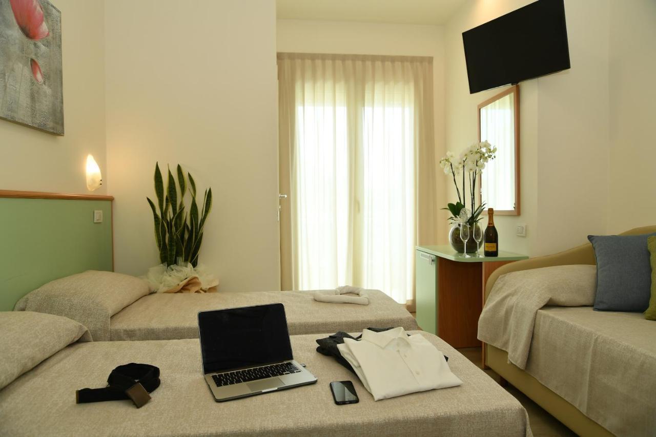 Hotel Gala Misano Adriatico Bagian luar foto
